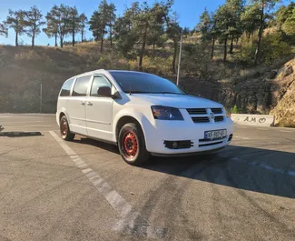 Vista frontale di un noleggio Dodge Grand Caravan a Tbilisi, Georgia ✓ Auto #8082. ✓ Cambio Automatico TM ✓ 0 recensioni.