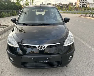 Vista frontale di un noleggio Hyundai i10 all'aeroporto di Tirana, Albania ✓ Auto #11080. ✓ Cambio Automatico TM ✓ 0 recensioni.