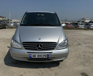 Vista frontale di un noleggio Mercedes-Benz Viano all'aeroporto di Tirana, Albania ✓ Auto #11090. ✓ Cambio Automatico TM ✓ 0 recensioni.