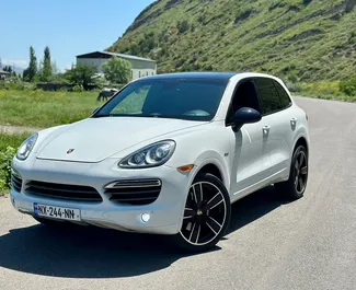 Vista frontale di un noleggio Porsche Cayenne Turbo a Tbilisi, Georgia ✓ Auto #11005. ✓ Cambio Automatico TM ✓ 0 recensioni.