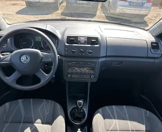 Skoda Fabia Combi 2014 disponibile per il noleggio all'aeroporto di Tirana, con limite di chilometraggio di illimitato.