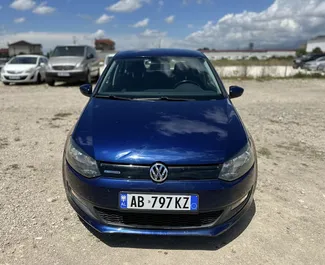 Vista frontale di un noleggio Volkswagen Polo all'aeroporto di Tirana, Albania ✓ Auto #11075. ✓ Cambio Manuale TM ✓ 0 recensioni.