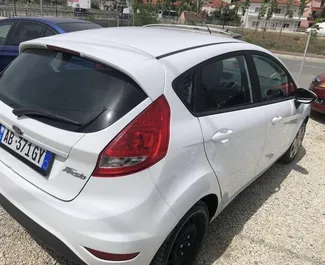 Vista frontale di un noleggio Ford Fiesta all'aeroporto di Tirana, Albania ✓ Auto #11053. ✓ Cambio Manuale TM ✓ 0 recensioni.