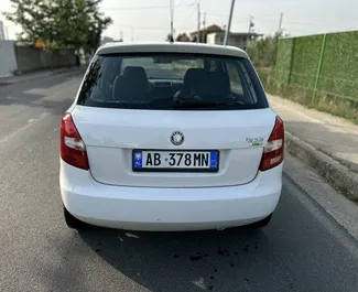 Vista frontale di un noleggio Skoda Fabia all'aeroporto di Tirana, Albania ✓ Auto #11064. ✓ Cambio Manuale TM ✓ 0 recensioni.