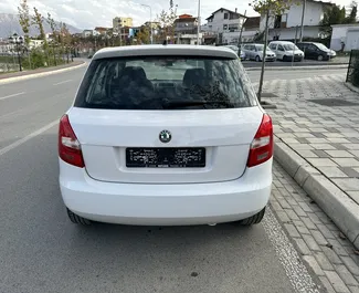 Vista frontale di un noleggio Skoda Fabia all'aeroporto di Tirana, Albania ✓ Auto #11083. ✓ Cambio Manuale TM ✓ 0 recensioni.