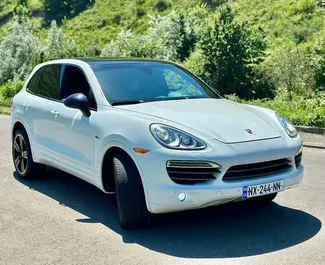 Porsche Cayenne Turbo 2017 disponibile per il noleggio a Tbilisi, con limite di chilometraggio di illimitato.