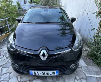 Vista frontale di un noleggio Renault Clio 5 all'aeroporto di Tirana, Albania ✓ Auto #11077. ✓ Cambio Manuale TM ✓ 0 recensioni.