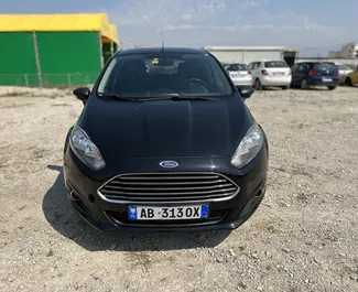 Vista frontale di un noleggio Ford Fiesta all'aeroporto di Tirana, Albania ✓ Auto #11055. ✓ Cambio Manuale TM ✓ 0 recensioni.