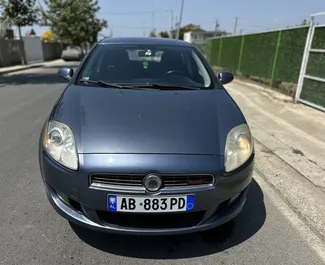 Vista frontale di un noleggio Fiat Bravo all'aeroporto di Tirana, Albania ✓ Auto #11087. ✓ Cambio Manuale TM ✓ 0 recensioni.