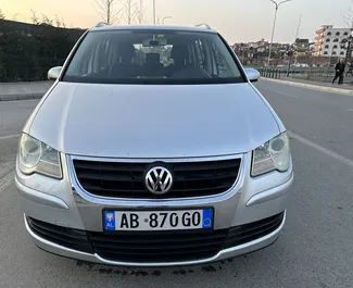 Vista frontale di un noleggio Volkswagen Touran all'aeroporto di Tirana, Albania ✓ Auto #11072. ✓ Cambio Automatico TM ✓ 0 recensioni.