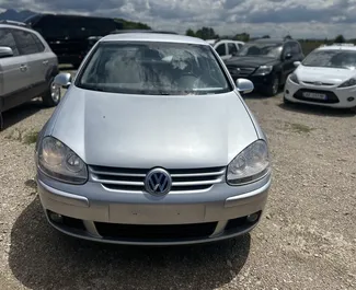 Vista frontale di un noleggio Volkswagen Golf 5 all'aeroporto di Tirana, Albania ✓ Auto #11071. ✓ Cambio Manuale TM ✓ 0 recensioni.