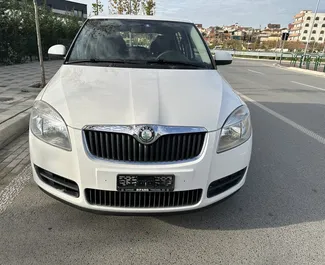 Vista frontale di un noleggio Skoda Fabia all'aeroporto di Tirana, Albania ✓ Auto #11060. ✓ Cambio Manuale TM ✓ 0 recensioni.