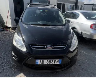 Vista frontale di un noleggio Ford C-Max Grand all'aeroporto di Tirana, Albania ✓ Auto #11069. ✓ Cambio Manuale TM ✓ 0 recensioni.