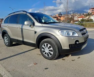 Vista frontale di un noleggio Chevrolet Captiva all'aeroporto di Tirana, Albania ✓ Auto #11084. ✓ Cambio Automatico TM ✓ 0 recensioni.