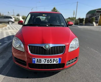 Vista frontale di un noleggio Skoda Fabia all'aeroporto di Tirana, Albania ✓ Auto #11061. ✓ Cambio Manuale TM ✓ 0 recensioni.