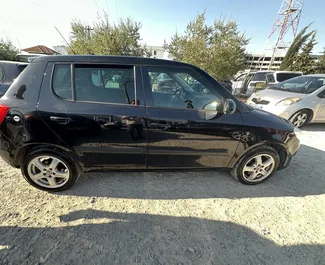 Vista frontale di un noleggio Skoda Fabia all'aeroporto di Tirana, Albania ✓ Auto #11066. ✓ Cambio Manuale TM ✓ 0 recensioni.