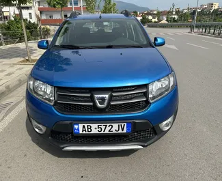 Vista frontale di un noleggio Dacia Sandero Stepway all'aeroporto di Tirana, Albania ✓ Auto #11079. ✓ Cambio Manuale TM ✓ 0 recensioni.