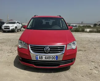 Vista frontale di un noleggio Volkswagen Touran all'aeroporto di Tirana, Albania ✓ Auto #11073. ✓ Cambio Manuale TM ✓ 0 recensioni.