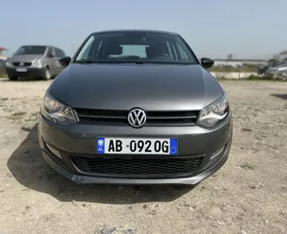 Vista frontale di un noleggio Volkswagen Polo all'aeroporto di Tirana, Albania ✓ Auto #11076. ✓ Cambio Manuale TM ✓ 0 recensioni.