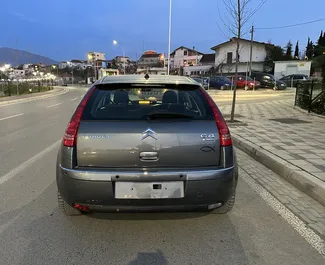 Vista frontale di un noleggio Citroen C4 all'aeroporto di Tirana, Albania ✓ Auto #11085. ✓ Cambio Automatico TM ✓ 0 recensioni.