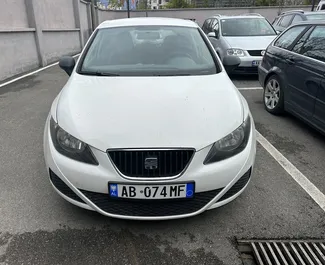 Vista frontale di un noleggio SEAT Ibiza all'aeroporto di Tirana, Albania ✓ Auto #11089. ✓ Cambio Manuale TM ✓ 0 recensioni.