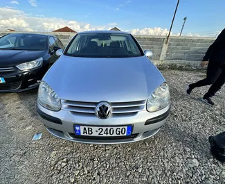 Vista frontale di un noleggio Volkswagen Golf 5 all'aeroporto di Tirana, Albania ✓ Auto #11070. ✓ Cambio Automatico TM ✓ 0 recensioni.