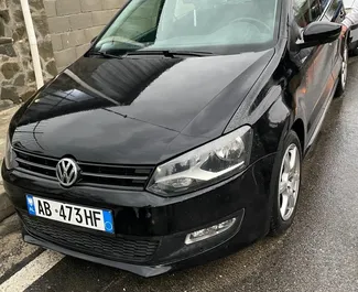 Vista frontale di un noleggio Volkswagen Polo a Tirana, Albania ✓ Auto #10987. ✓ Cambio Manuale TM ✓ 0 recensioni.