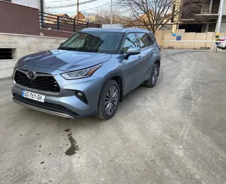 Interni di Toyota Highlander in affitto in Georgia. Un'ottima auto da 7 posti con cambio Automatico.