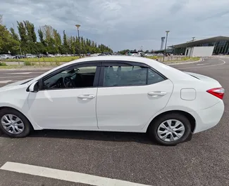 Noleggio auto Toyota Corolla Sedan 2016 in Georgia, con carburante Benzina e 150 cavalli di potenza ➤ A partire da 95 GEL al giorno.