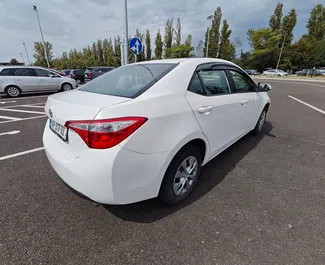 Toyota Corolla Sedan 2016 disponibile per il noleggio all'aeroporto di Kutaisi, con limite di chilometraggio di illimitato.