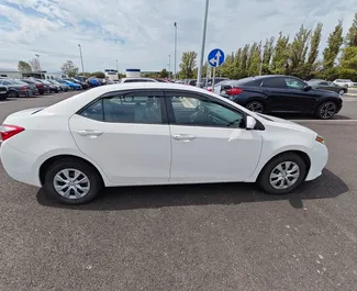 Interni di Toyota Corolla Sedan in affitto in Georgia. Un'ottima auto da 5 posti con cambio Automatico.