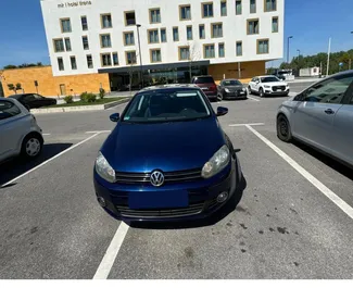 Vista frontale di un noleggio Volkswagen Golf 6 all'aeroporto di Tirana, Albania ✓ Auto #11003. ✓ Cambio Automatico TM ✓ 0 recensioni.