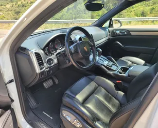 Porsche Cayenne 2013 disponibile per il noleggio a Tbilisi, con limite di chilometraggio di illimitato.