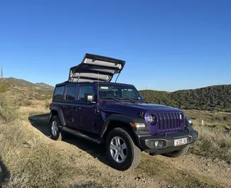 Vista frontale di un noleggio Jeep Wrangler a Tbilisi, Georgia ✓ Auto #10967. ✓ Cambio Automatico TM ✓ 0 recensioni.