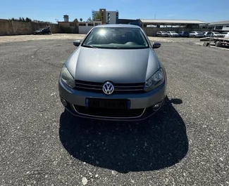 Vista frontale di un noleggio Volkswagen Golf 6 all'aeroporto di Tirana, Albania ✓ Auto #11004. ✓ Cambio Manuale TM ✓ 0 recensioni.