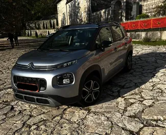 Vista frontale di un noleggio Citroen C3 Aircross a Budva, Montenegro ✓ Auto #11126. ✓ Cambio Automatico TM ✓ 0 recensioni.