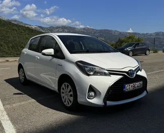 Vista frontale di un noleggio Toyota Yaris a Budva, Montenegro ✓ Auto #11310. ✓ Cambio Automatico TM ✓ 0 recensioni.