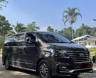 Vista frontale di un noleggio Hyundai H1 all'aeroporto Suvarnabhumi di Bangkok, Thailandia ✓ Auto #11205. ✓ Cambio Automatico TM ✓ 0 recensioni.