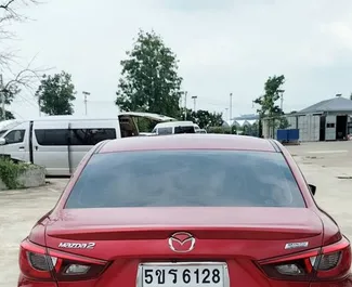 Interni di Mazda 2 in affitto in Thailandia. Un'ottima auto da 5 posti con cambio Automatico.