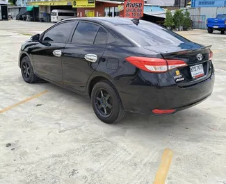 Toyota Yaris Ativ 2020 disponibile per il noleggio all'aeroporto Suvarnabhumi di Bangkok, con limite di chilometraggio di illimitato.