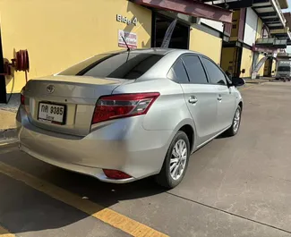 Vista frontale di un noleggio Toyota Vios all'aeroporto Suvarnabhumi di Bangkok, Thailandia ✓ Auto #11194. ✓ Cambio Automatico TM ✓ 0 recensioni.