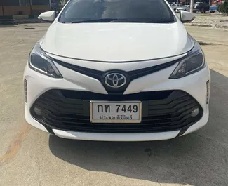 Interni di Toyota Vios in affitto in Thailandia. Un'ottima auto da 5 posti con cambio Automatico.