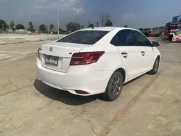 Vista frontale di un noleggio Toyota Vios all'aeroporto Suvarnabhumi di Bangkok, Thailandia ✓ Auto #11193. ✓ Cambio Automatico TM ✓ 0 recensioni.