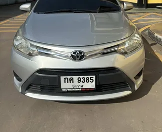 Noleggio Toyota Vios. Auto Economica, Comfort per il noleggio in Thailandia ✓ Cauzione di Deposito di 5000 THB ✓ Opzioni assicurative RCT, CDW, SCDW, Giovane.