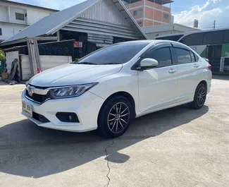 Vista frontale di un noleggio Honda City all'aeroporto Suvarnabhumi di Bangkok, Thailandia ✓ Auto #11196. ✓ Cambio Automatico TM ✓ 0 recensioni.