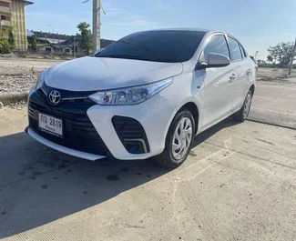 Noleggio Toyota Yaris Ativ. Auto Economica, Comfort per il noleggio in Thailandia ✓ Cauzione di Deposito di 5000 THB ✓ Opzioni assicurative RCT, CDW, SCDW, Giovane.