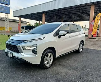 Interni di Mitsubishi Xpander in affitto in Thailandia. Un'ottima auto da 7 posti con cambio Automatico.