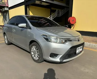 Toyota Vios 2020 con sistema A trazione anteriore, disponibile all'aeroporto Suvarnabhumi di Bangkok.