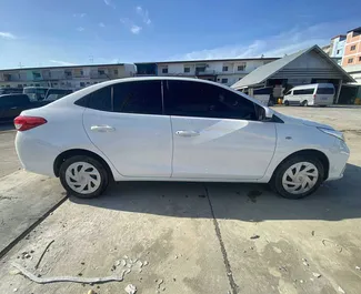 Interni di Toyota Yaris Ativ in affitto in Thailandia. Un'ottima auto da 5 posti con cambio Automatico.