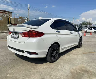 Interni di Honda City in affitto in Thailandia. Un'ottima auto da 5 posti con cambio Automatico.